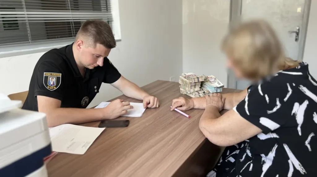 У столиці шахраї ошукали пенсіонерку майже на мільйон гривень: поліція застерігає від небезпечної схеми