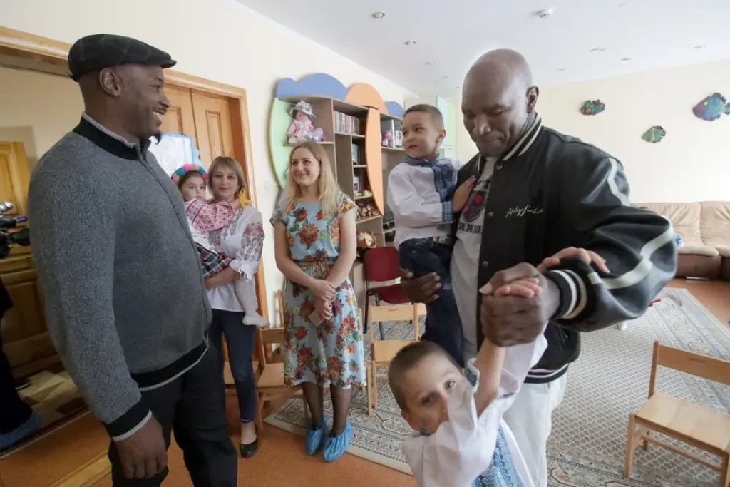 Сім років тому Холіфілд і Льюїс завітали до київського дитячого будинку