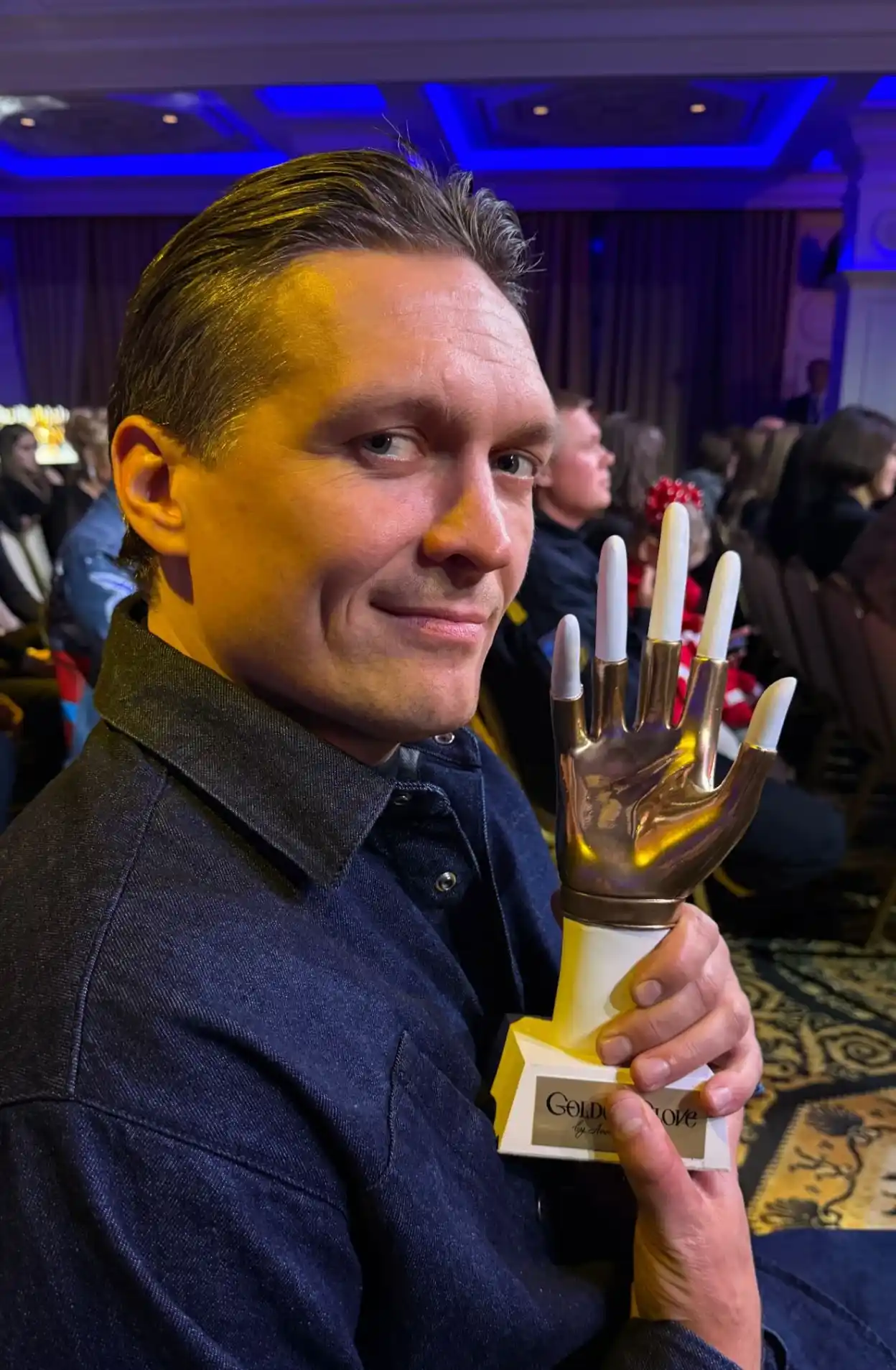 Олександр Усик отримав нагороду на церемонії Golden Glove 2025 та зустрівся з Кличком і Шевченком