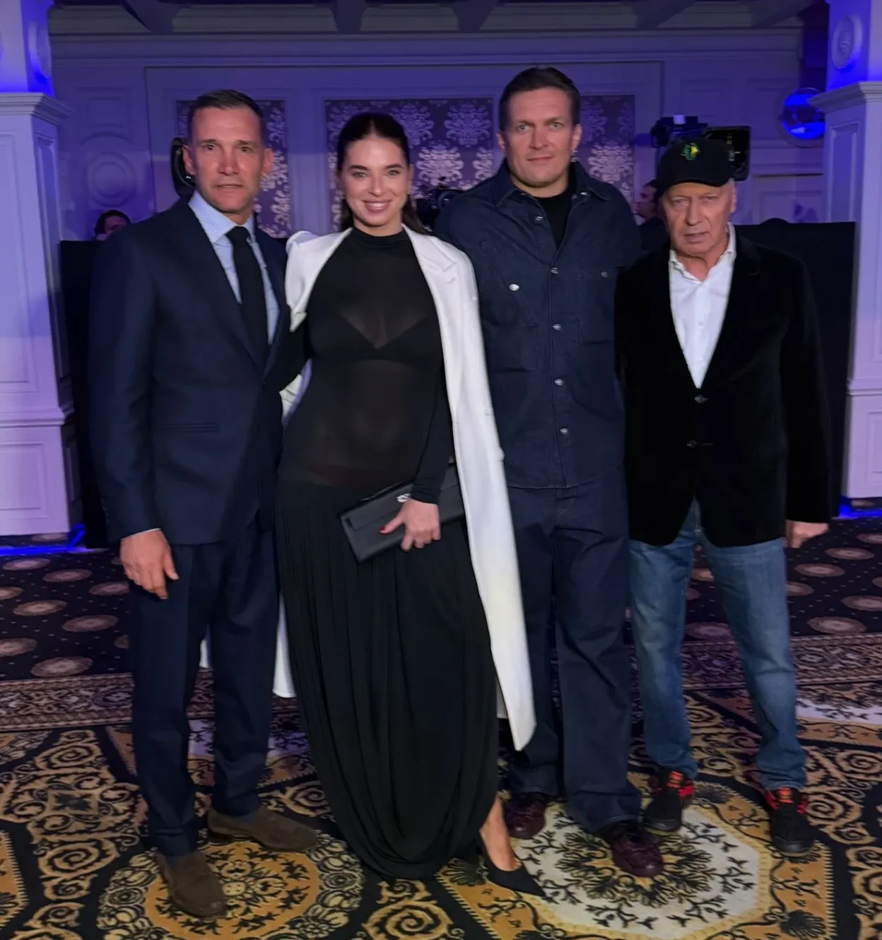 Олександр Усик отримав нагороду на церемонії Golden Glove 2025 та зустрівся з Кличком і Шевченком