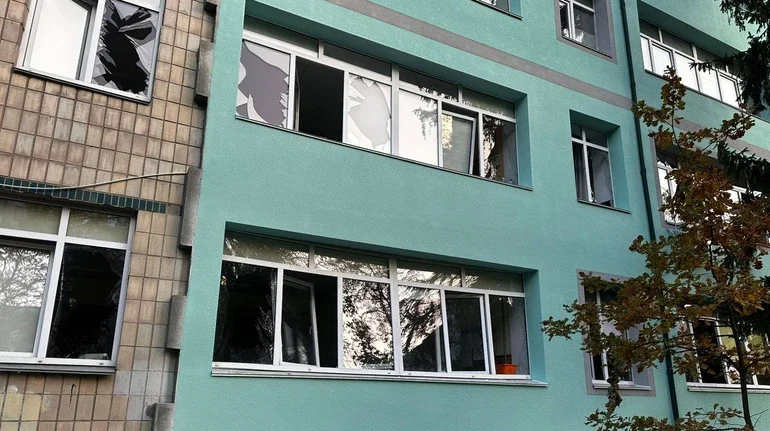 Російська атака пошкодила школи й дитсадки у Києві: частина закладів переходить на дистанційне навчання