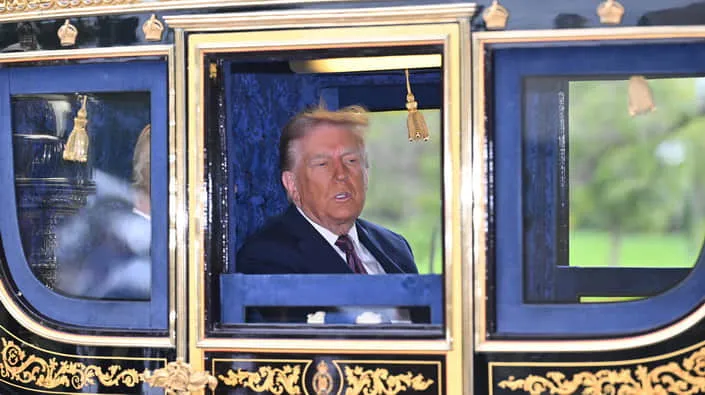 Король без корони: чому образ Трампа як монарха стає небезпечно реальним