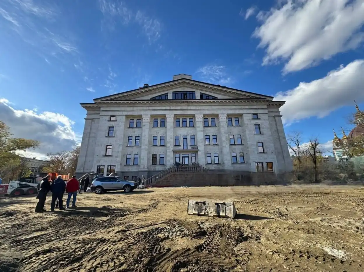 Окупанти збираються відкрити драмтеатр у Маріуполі, який самі зруйнували під час авіаудару