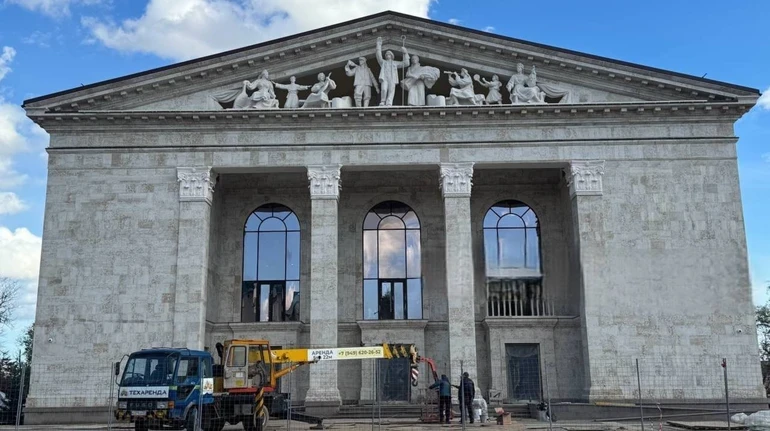 Окупанти збираються відкрити драмтеатр у Маріуполі, який самі зруйнували під час авіаудару