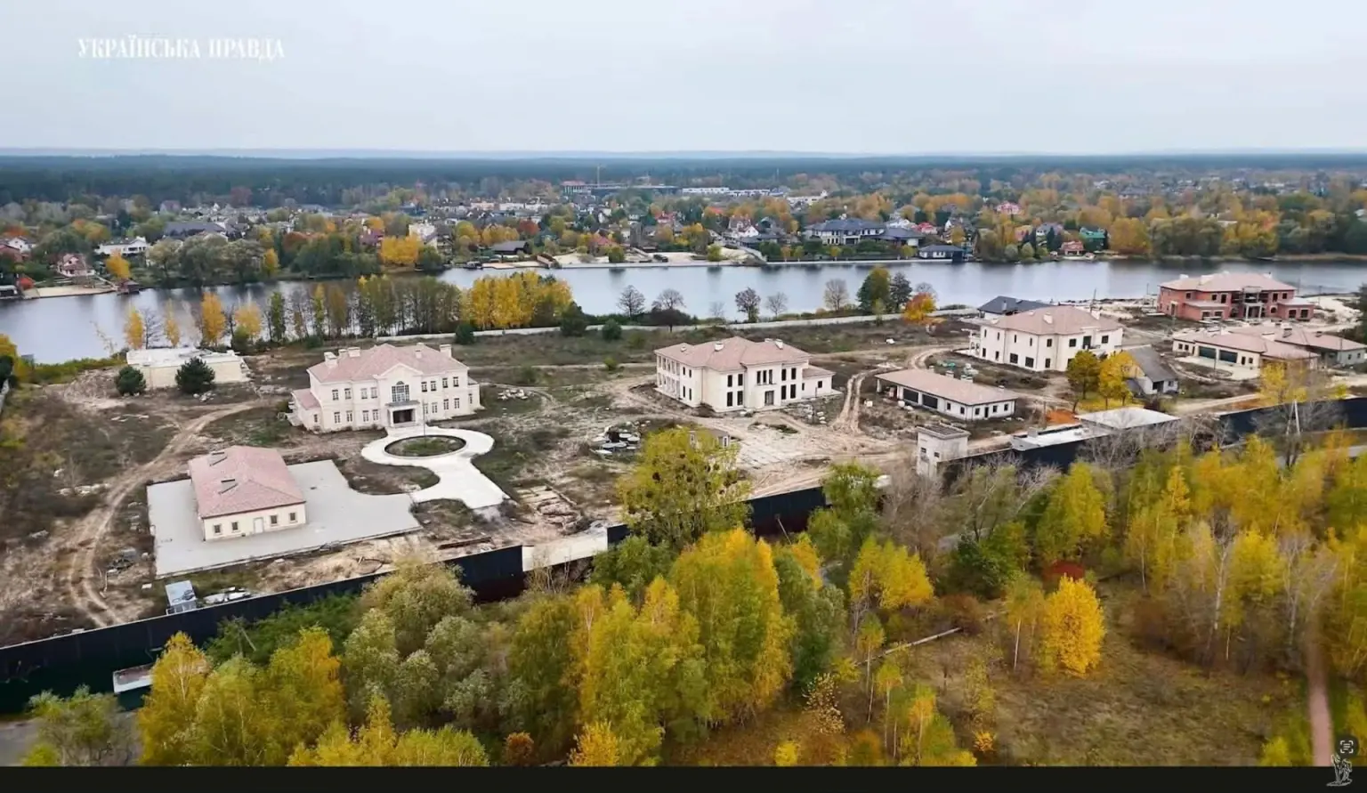 Між скандалом і «мирним планом»: як Зеленський утримує вертикаль влади