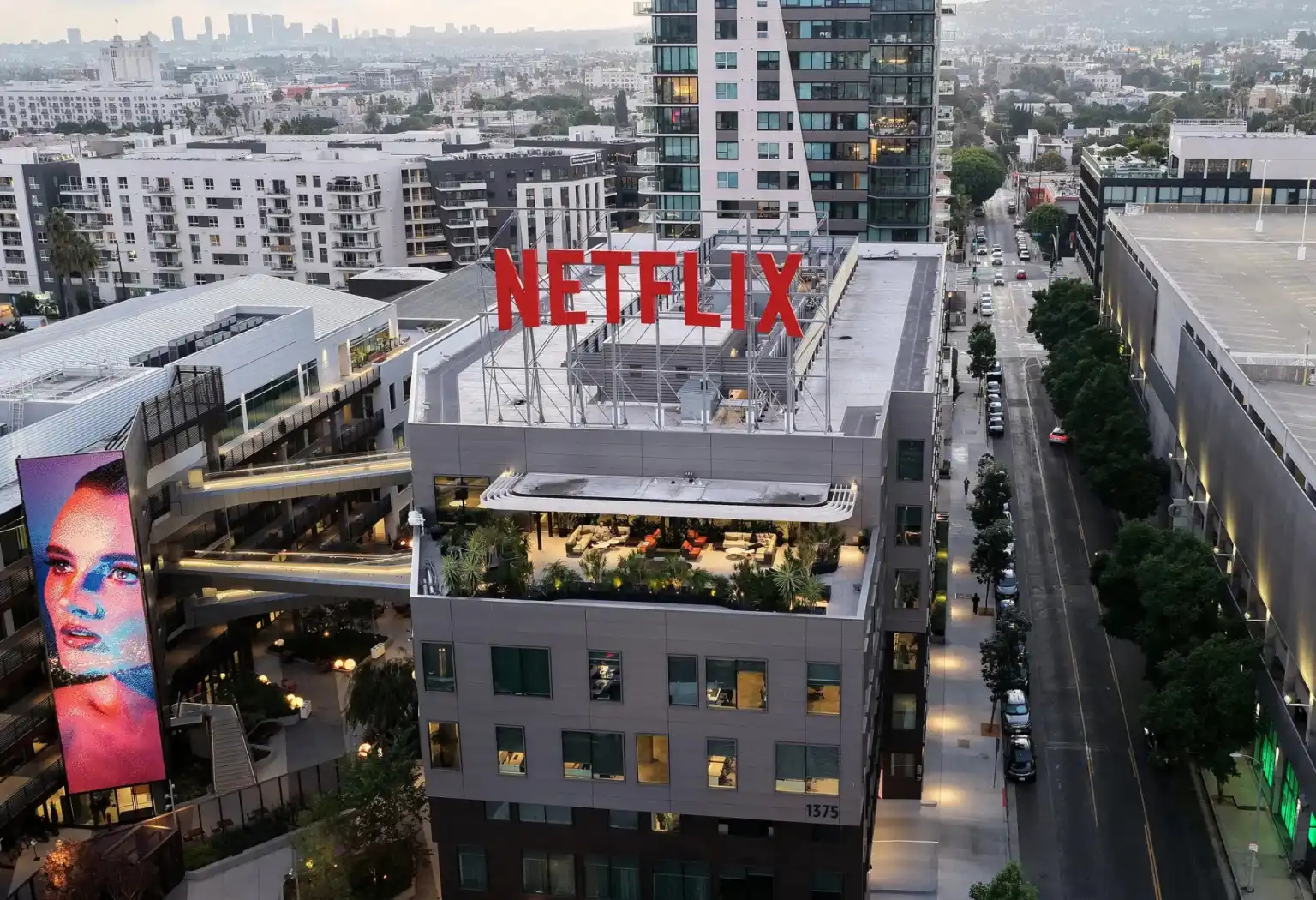 Netflix стирає кордони Голлівуду: що означає мегазлиття з Warner Bros. для стримінгу і кінотеатрів