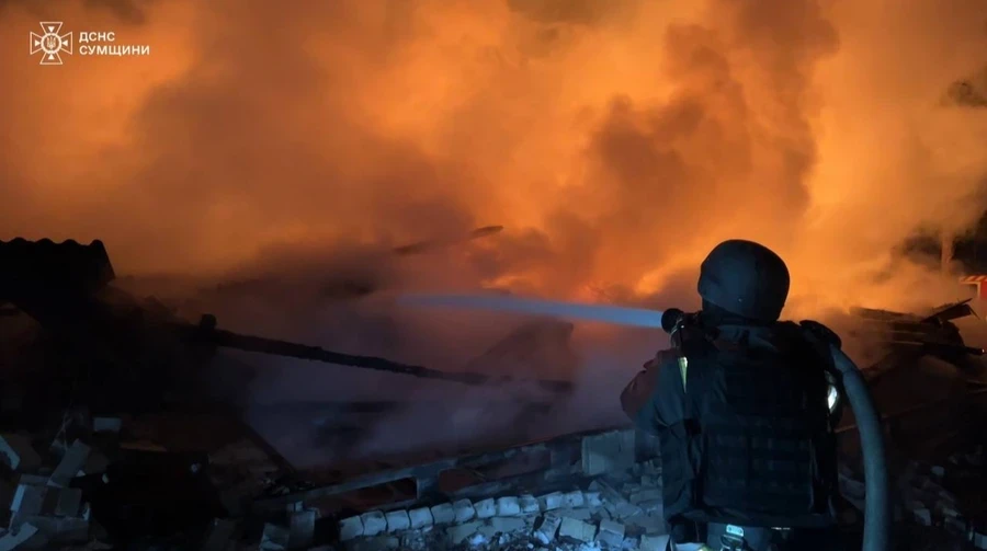 Нічна атака на Сумщині спричинила велику пожежу та поранення цивільного
