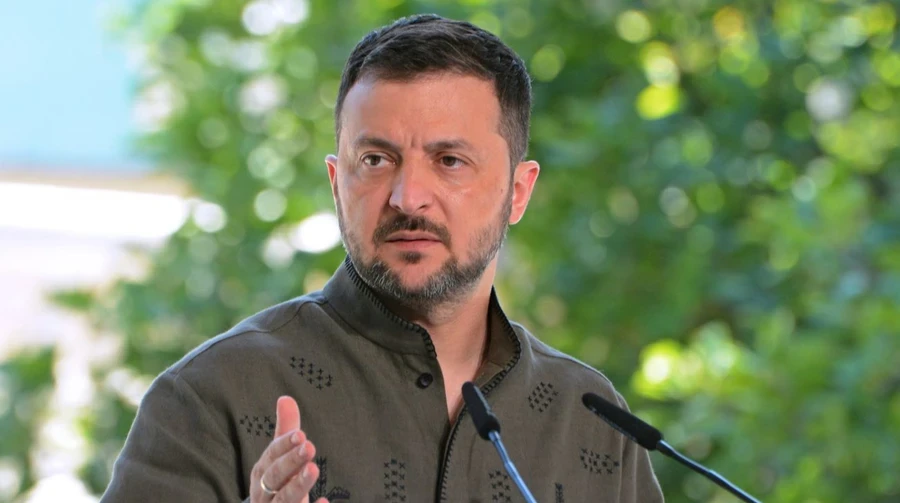 Нічна атака на Сумщині спричинила велику пожежу та поранення цивільного