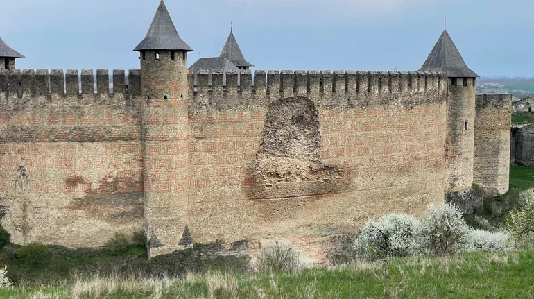 На Буковині частково обвалилася стіна історичної Хотинської фортеці