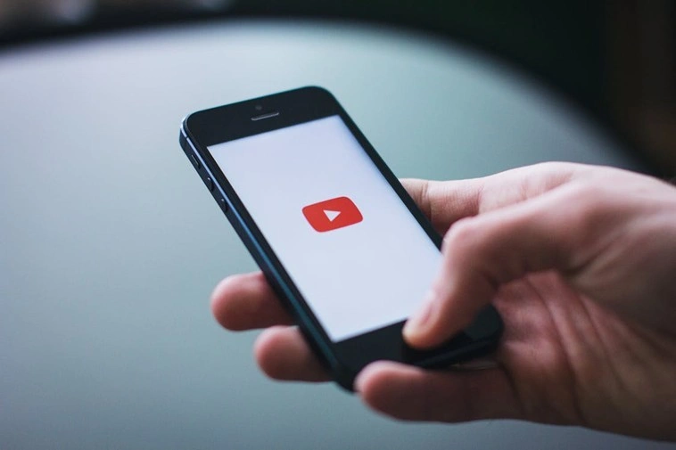 Як вивчити англійську через YouTube Shorts та TikTok: методика коротких відео 2026