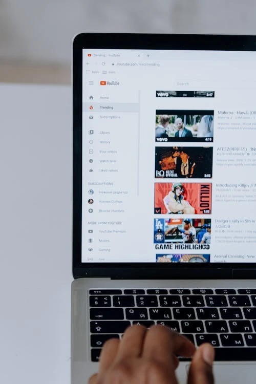 Як вивчити англійську через YouTube Shorts та TikTok: методика коротких відео 2026