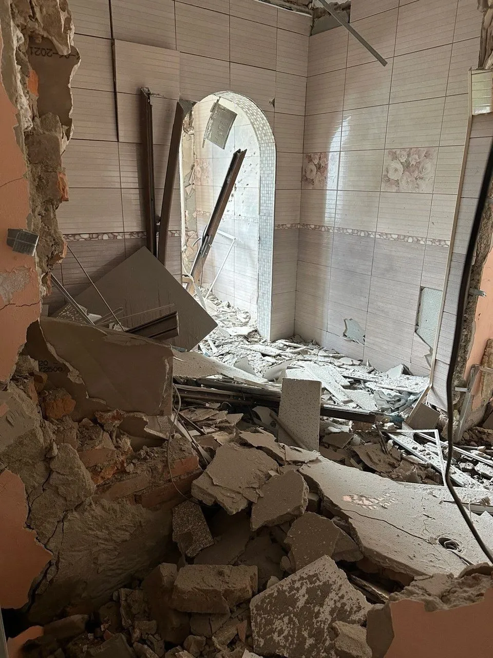 Окупанти безжально нищать культуру: черговий удар по Херсонському театру