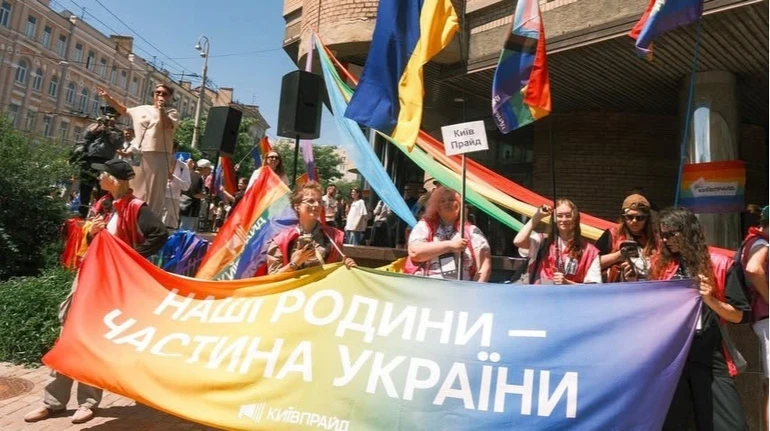 П’ять тисяч людей на Марші рівності: у Києві одночасно пройшли дві протилежні ходи
